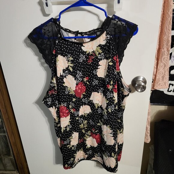 TORRID FLORAL AND LACE SHORT SLEEVE TOP SZ 3 - Picture 1 of 6